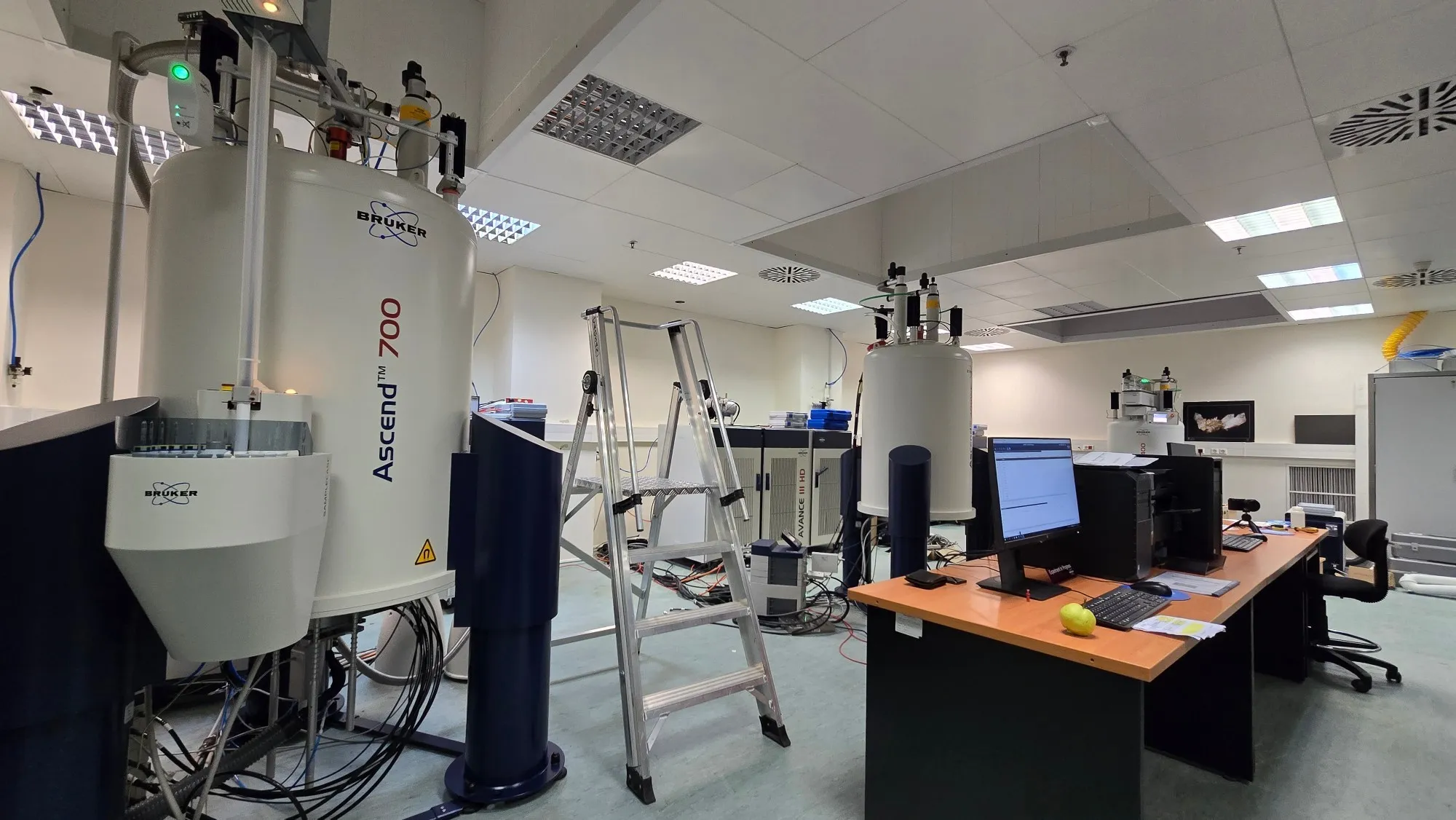 NMR laboratuvarı: Bruker Ascend 700 spektrometresi, konsollar ve çalışma masası